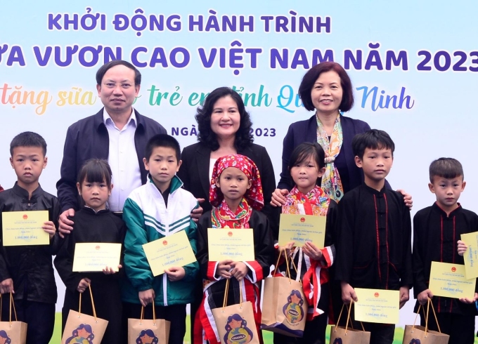 Vinamilk & Quỹ sữa Vươn cao Việt Nam khởi động hành trình năm thứ 16 tại Quảng Ninh 2