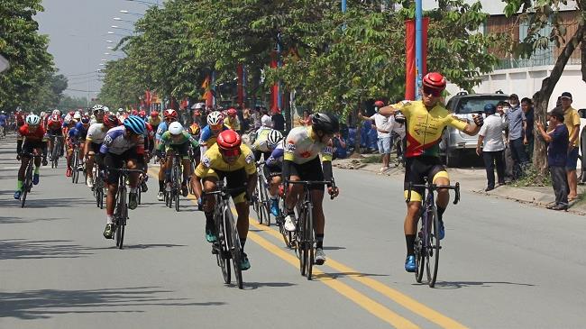 Video Giải đua xe đạp Nam Kỳ Khởi Nghĩa mở màn với nhiều bất ngờ  Thể  thao  Vietnam VietnamPlus